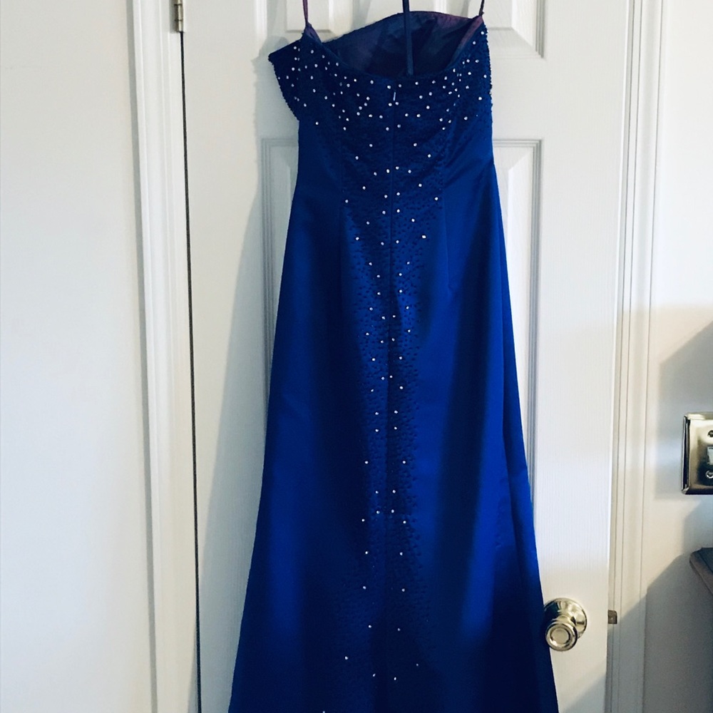 Gown - Picture 3 of 4